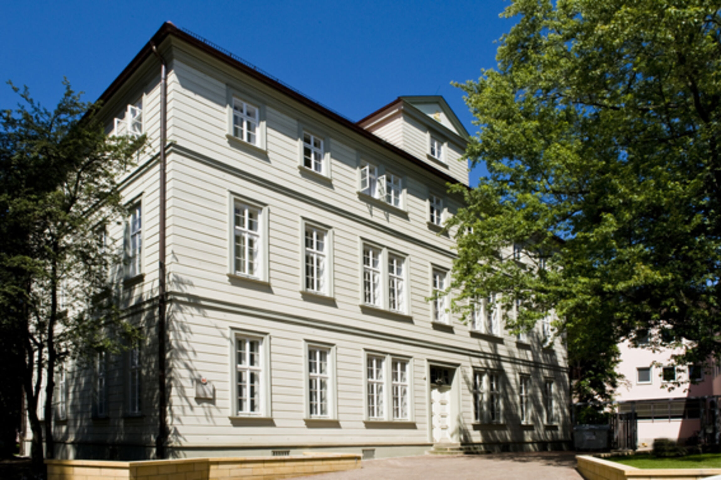 Die Bibliothek des Landeskirchenamtes im Fürstenhof