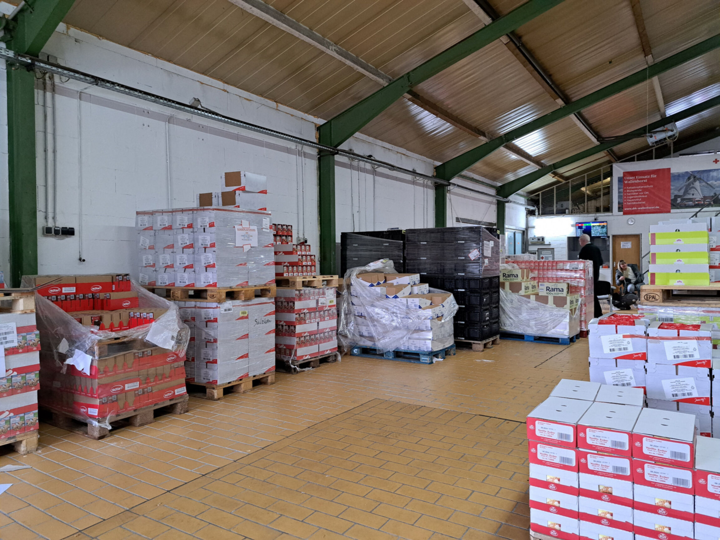 Die Lagerhalle des Deutschen Roten Kreuzes im November 2022: Über 20 Paletten mit Lebensmitteln wurden in Tüten verpackt (Foto: Gisela Löhberg)