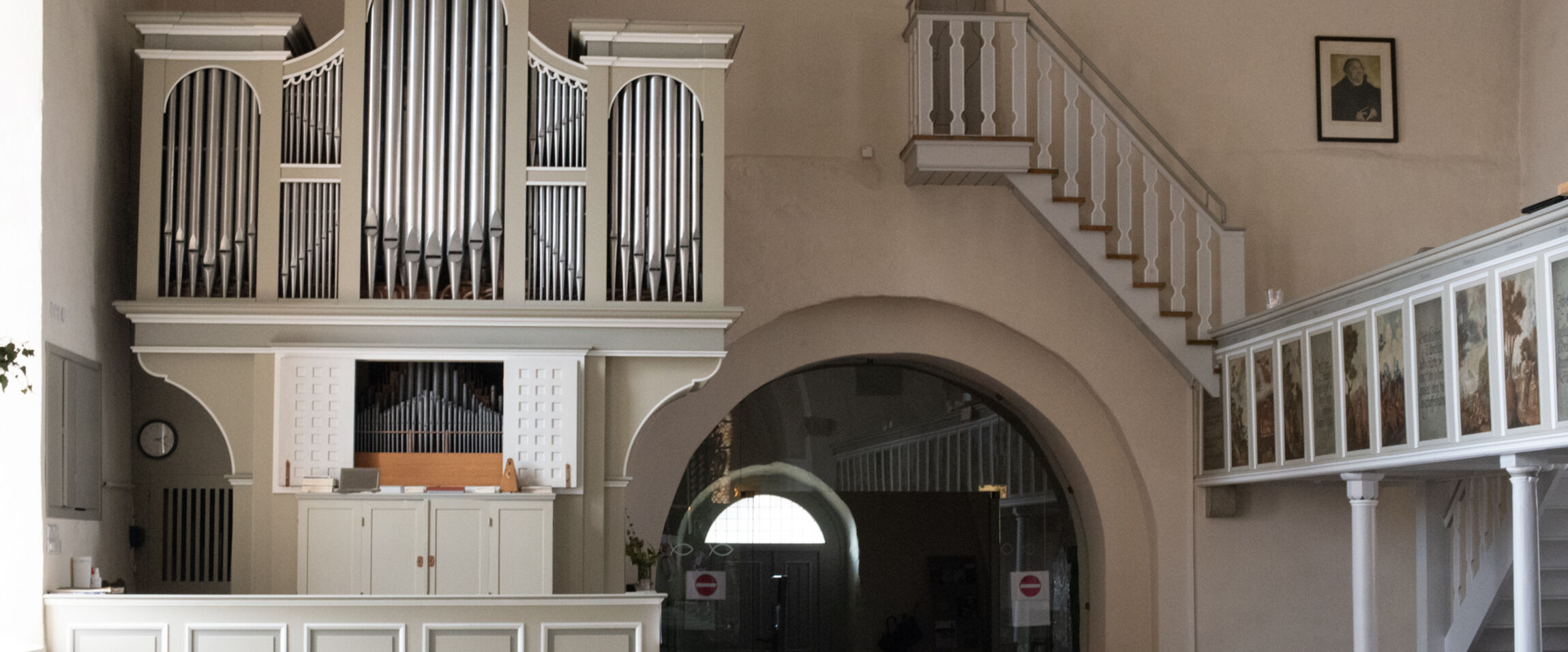 Orgel und Treppenaufgang I