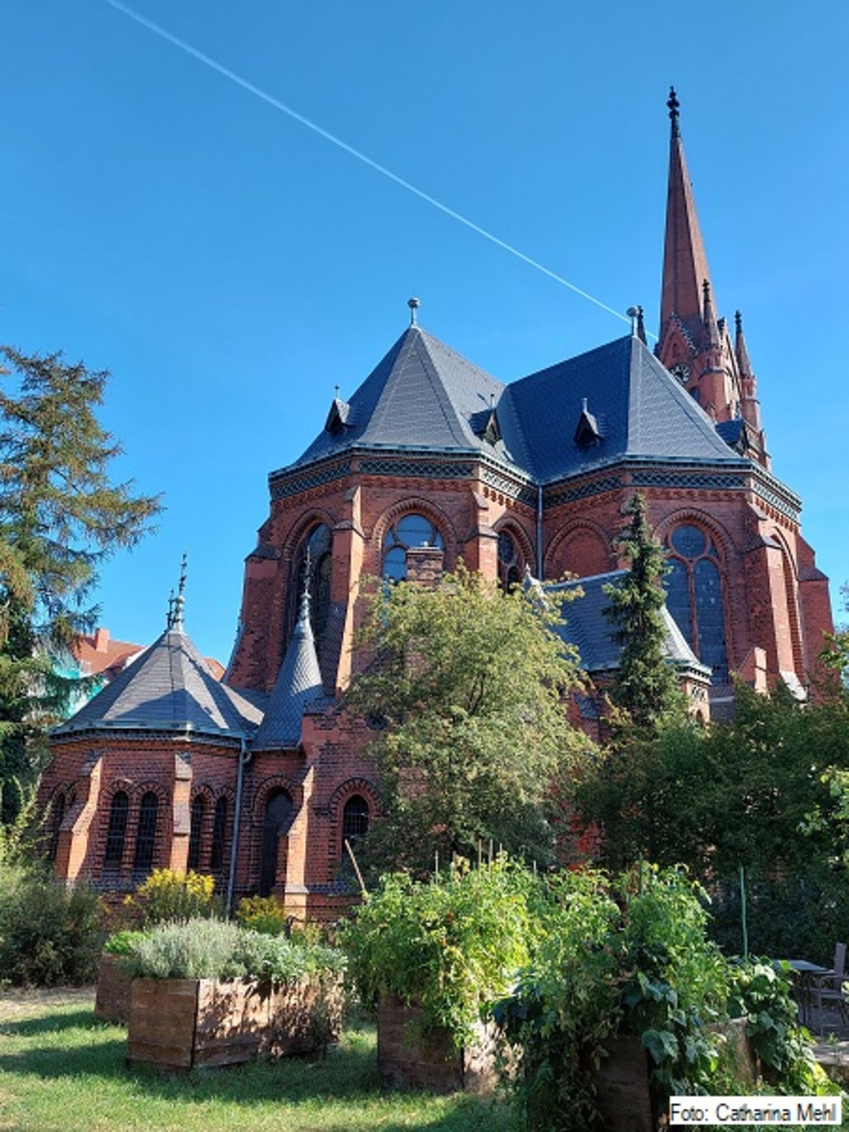 Kirche Ansicht Garten Herbst 2022