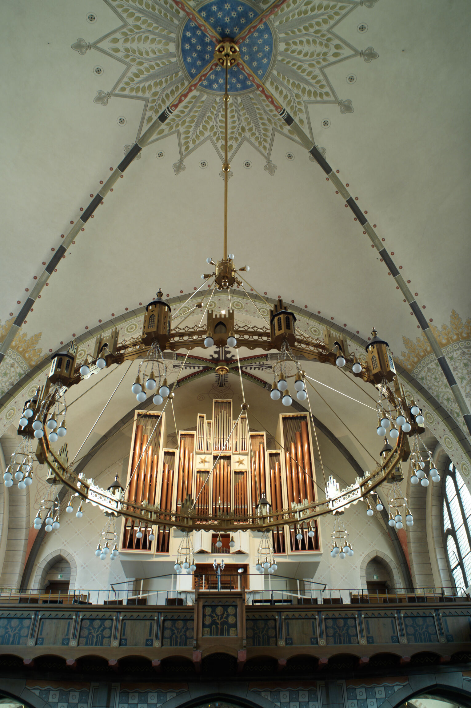 Orgel durch Radleuchter