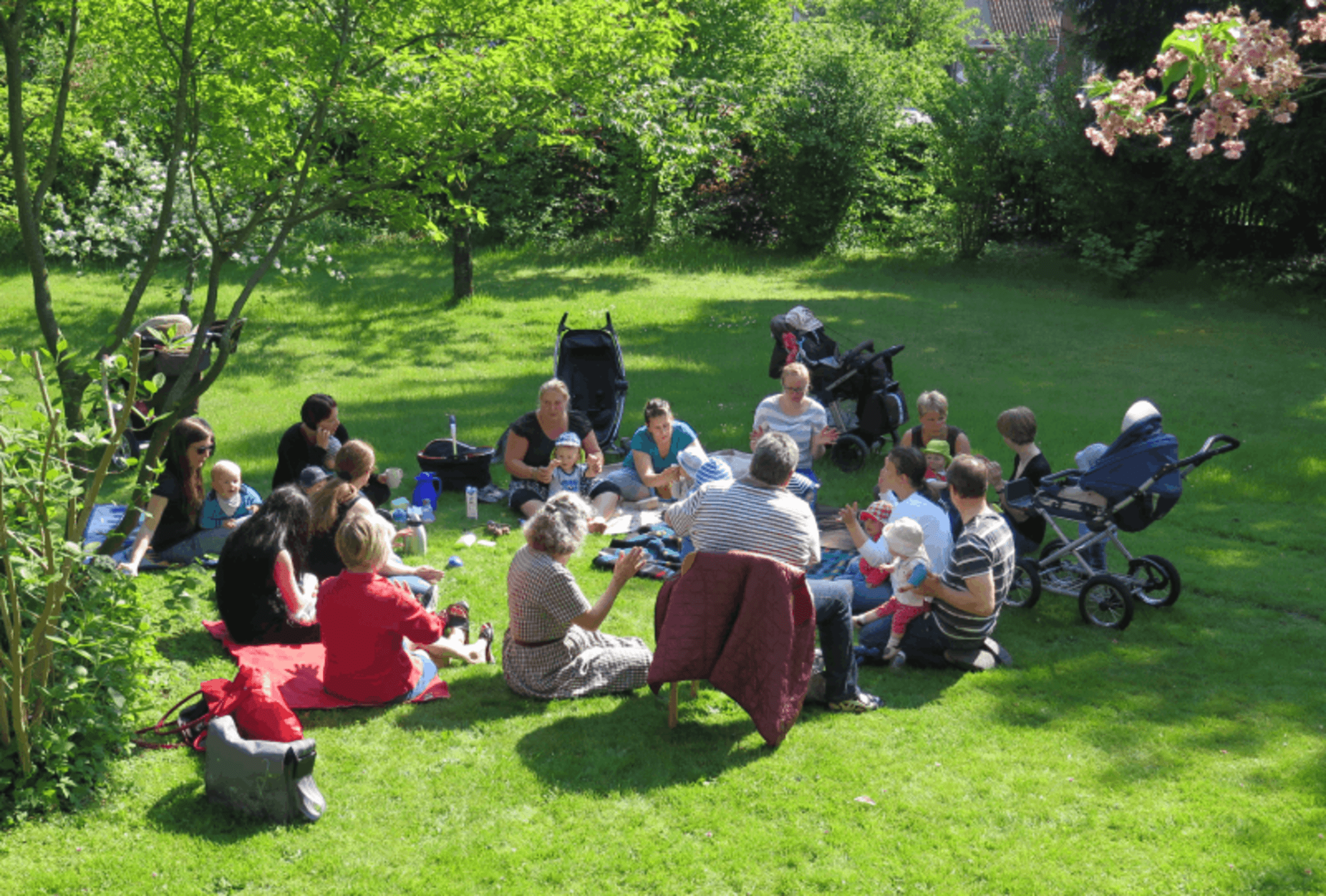 Krabbelgruppe im Gemeindehausgarten