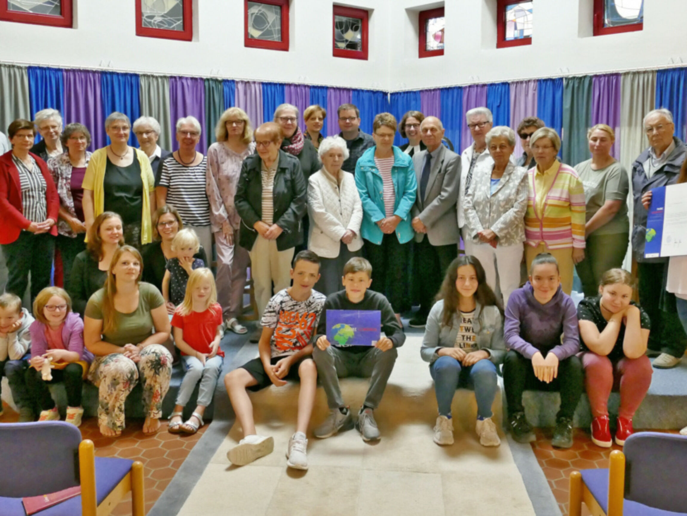 Gruppe von Menschen aller Altersstufen in der Jakobusgemeinde