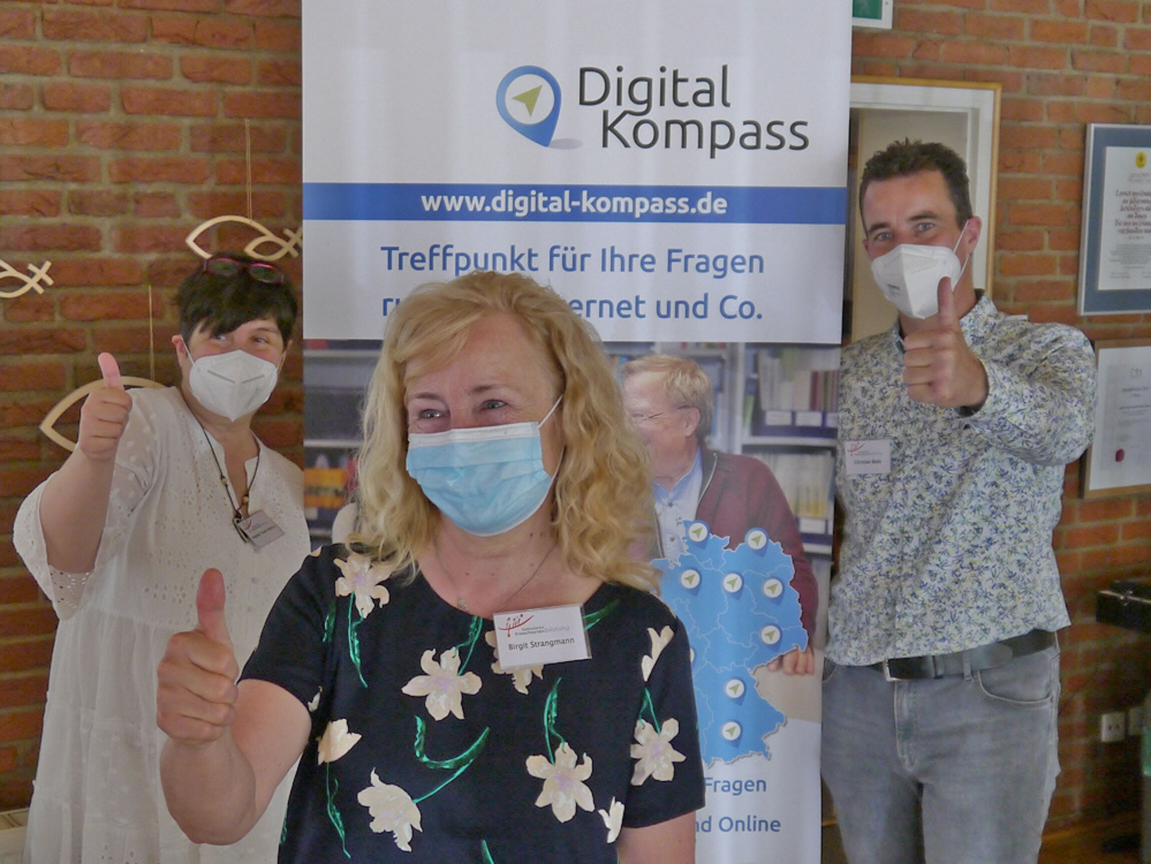 Drei Personen bei der Präsentation der Digital-Kompass-Initiative in der Petrusgemeinde