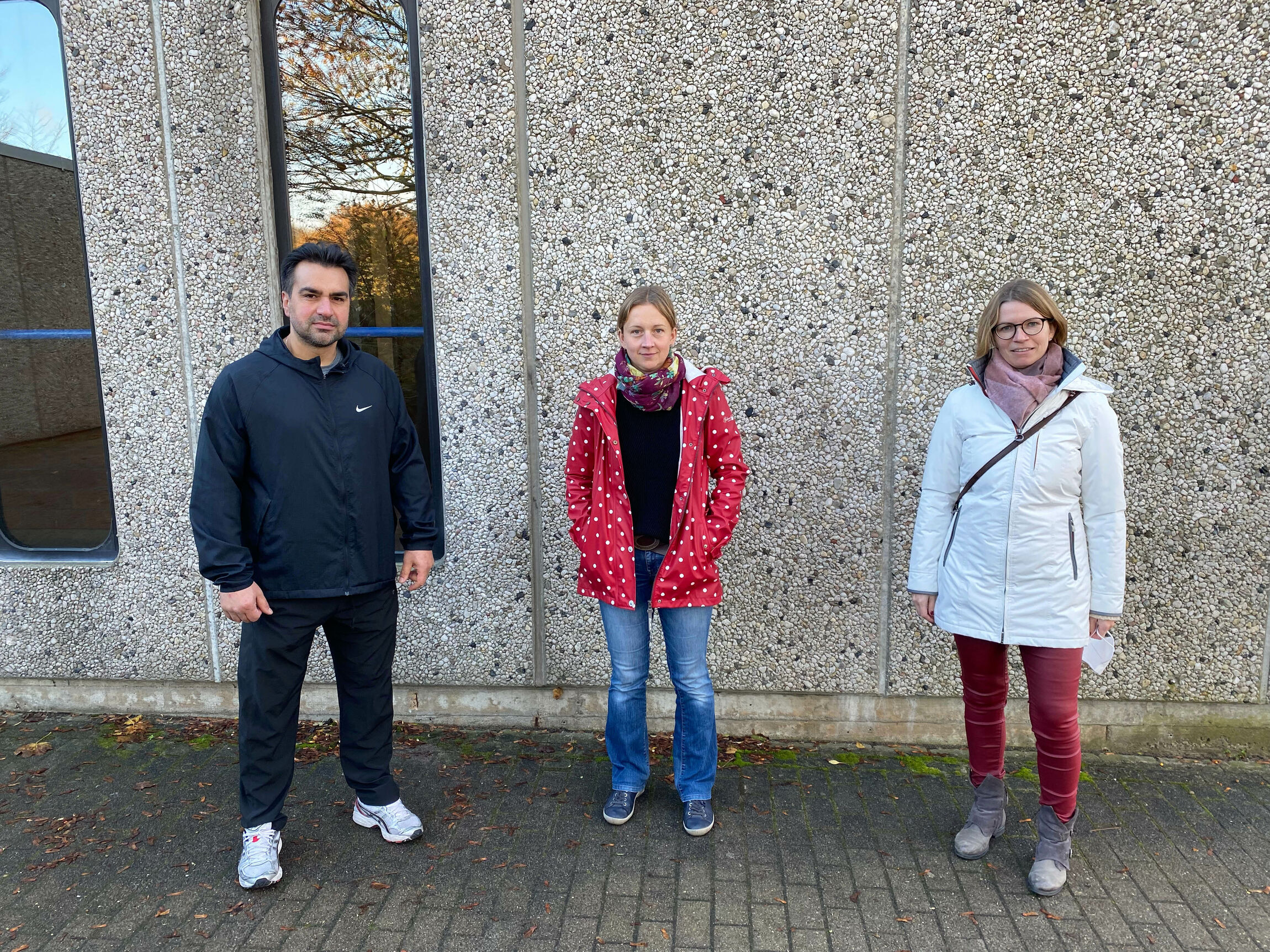 Trainer Teyfik Sahin, Schulsozialarbeiterin Juliane Baumann und Pastorin Mirjam Valerius begleiten die Schülerinnen und Schüler, Foto: Malte Frackmann