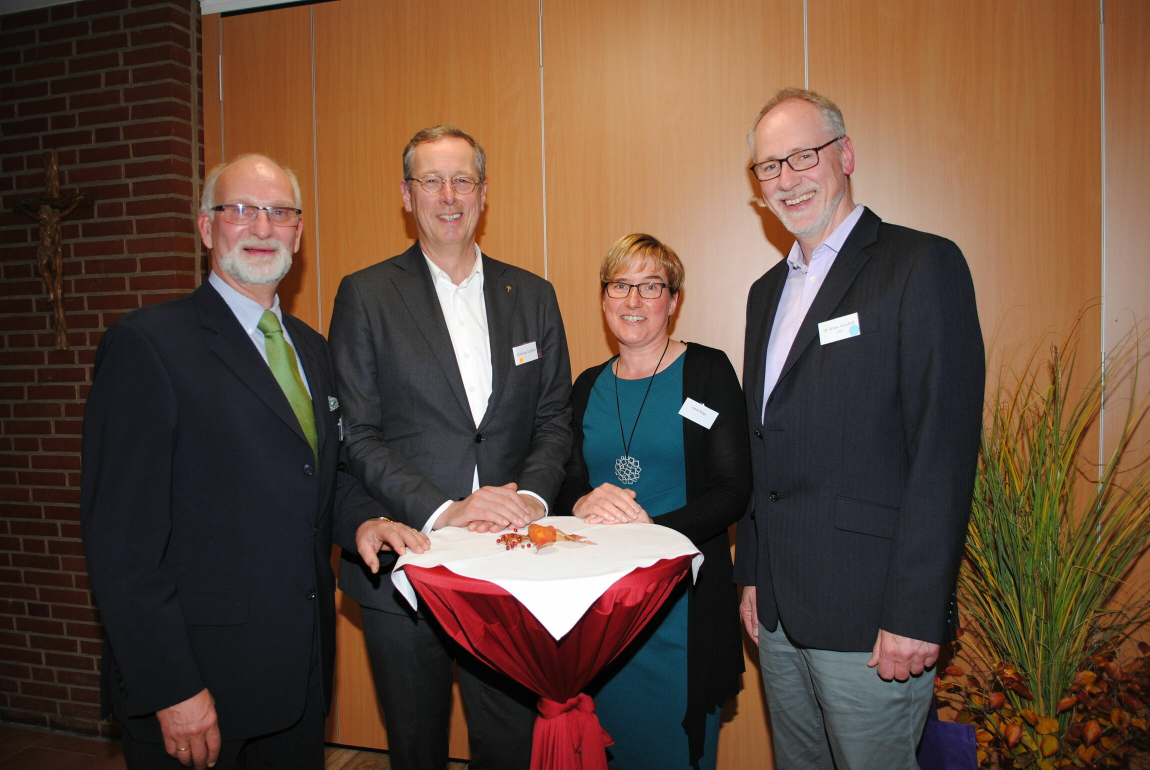 Stiftungsessen 2018: Heiner Jäger, Referent Dr. Klaus Grosfeld, Dörte Ringe und Sponsor Christian Lührßen (v.l.) 