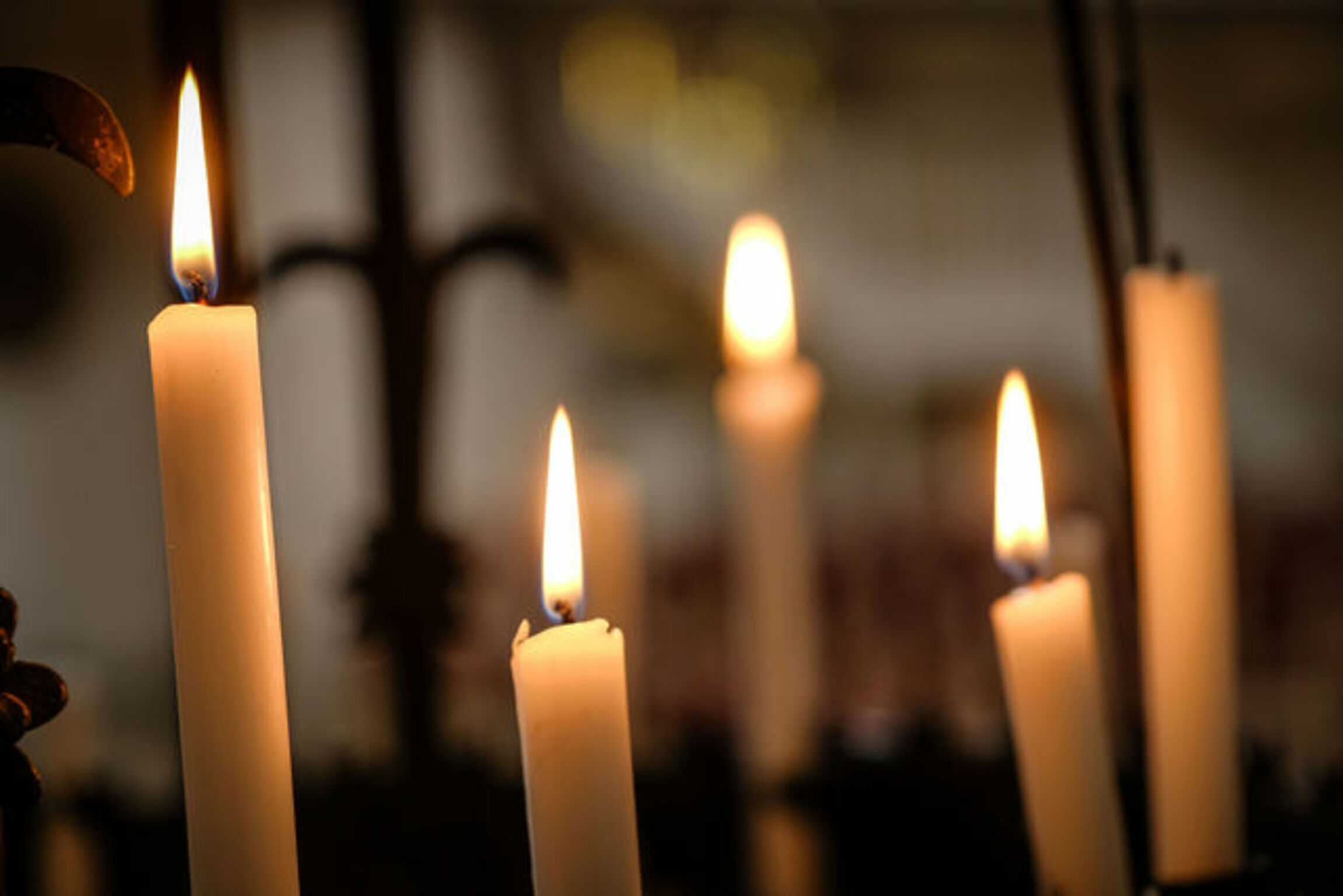 brennende Kerzen in der Kirche