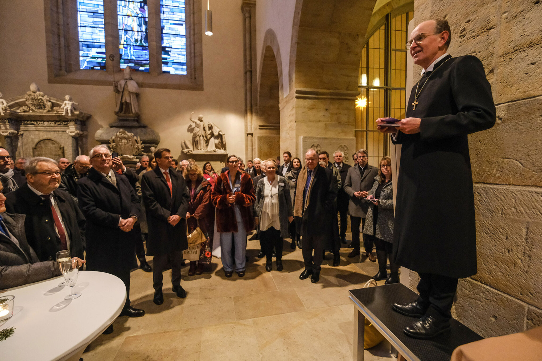 Landesbischof Ralf Meister (rechts) begrüßt etwa 140 Gäste zum Epiphanias-Empfang in Loccum. Foto: Jens Schulze/Landeskirche Hannovers