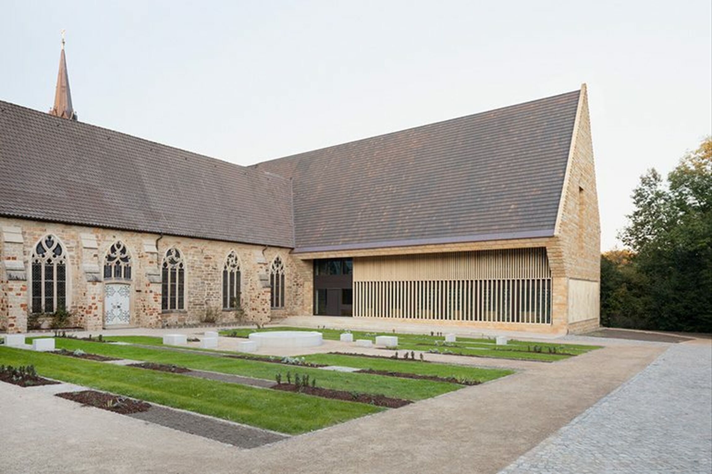 Priors Garten mit Refektorium und Bibliothek (Fertigstellung 2021). Foto: Maja Wirkus