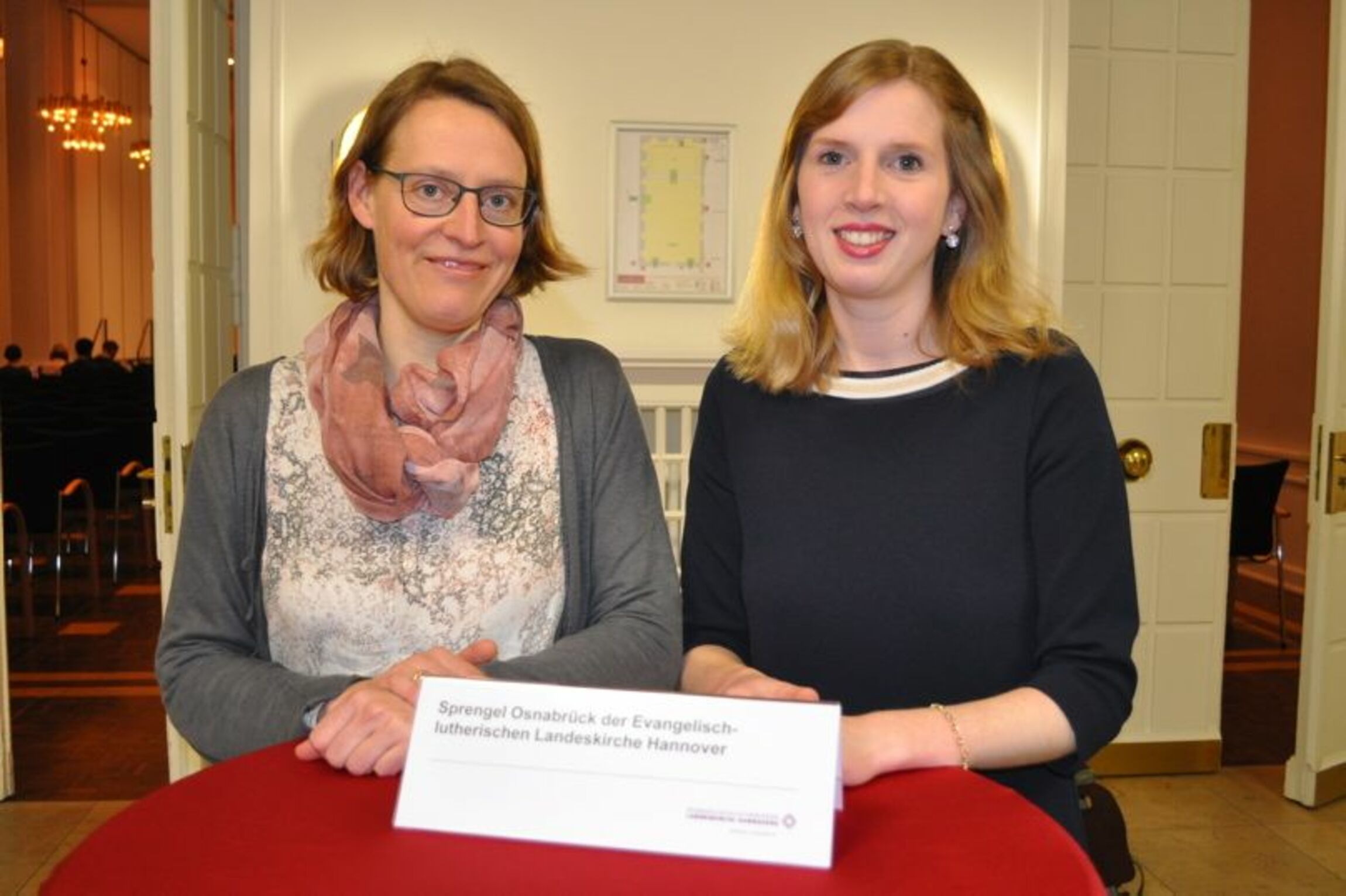 Pastorin Dr. Helga Kramer, Mentorin für Lehramtsstudierende der Evangelischen Theologie, mit Preisträgerin Constanze Kronisch (c) Universität Osnabrück/U.Lederbogen