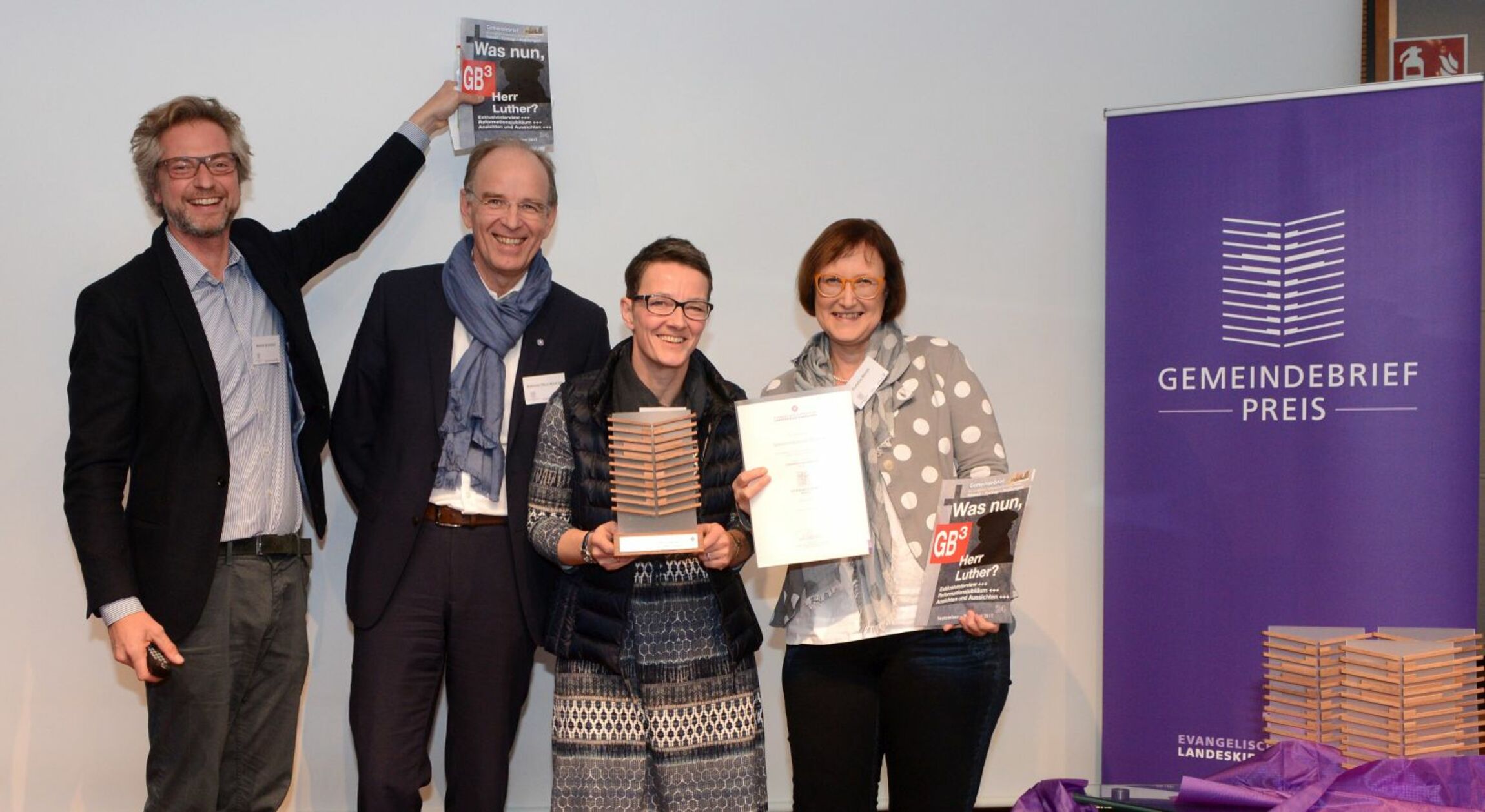 Marcus Buchholz und Landesbischof Ralf Meister gratulieren Kim Riekenberg und Claudia Meyer aus der „Hoch3“-Redaktion bei der Preisverleihung „Gemeindebriefpreis 2017 Foto: Dethard Hilbig/Landeskirche Hannovers  