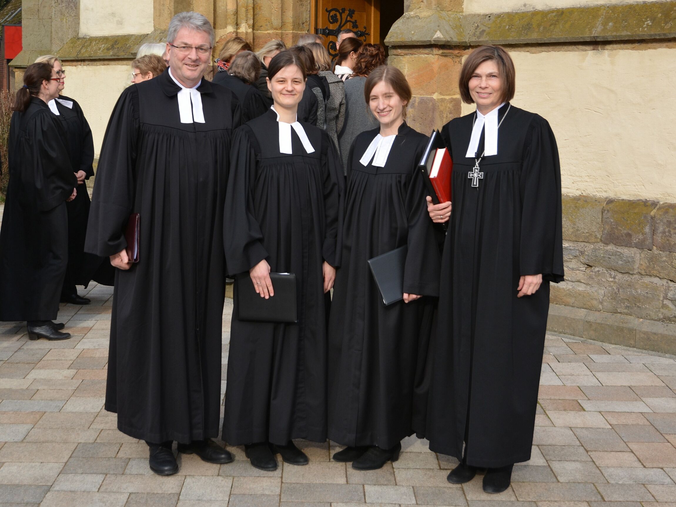  v.l.: Kurz vor der feierlichen Ordination in Hilter: Superintendent Hans-Georg Meyer-ten Thoren, Patorin Mirjam Engler, Pastorin Josefine Feisthauer, Landessuperintendentin Dr. Birgit Klostermeier. (c) Helmut Schmidt