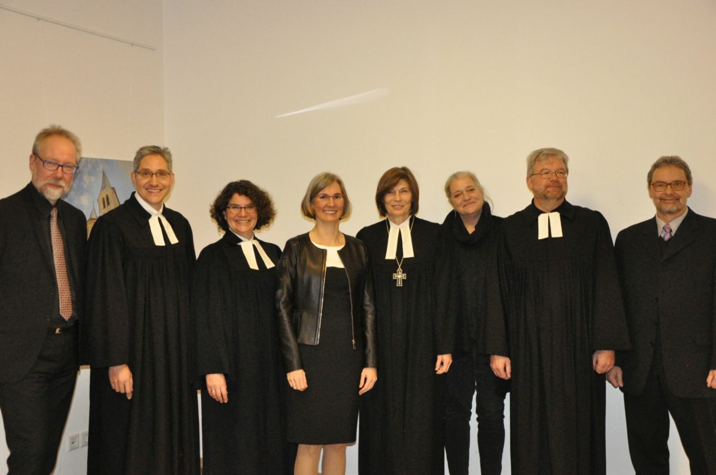 Nach der Einsegnung. Maren Mittelberg im Kreis mit den Mitwirkenden am Gottesdienst: v.l.n.r. Superintendent Joachim Jeska, Pastor Andreas Risse, Pastorin Maria Beisel, Maren Mittelberg, Landessuperintendentin Birgit Klostermeier, Diakonin Antje Mühre, Pastor Gerhard Klein und Diakon Bodo Spangenberg