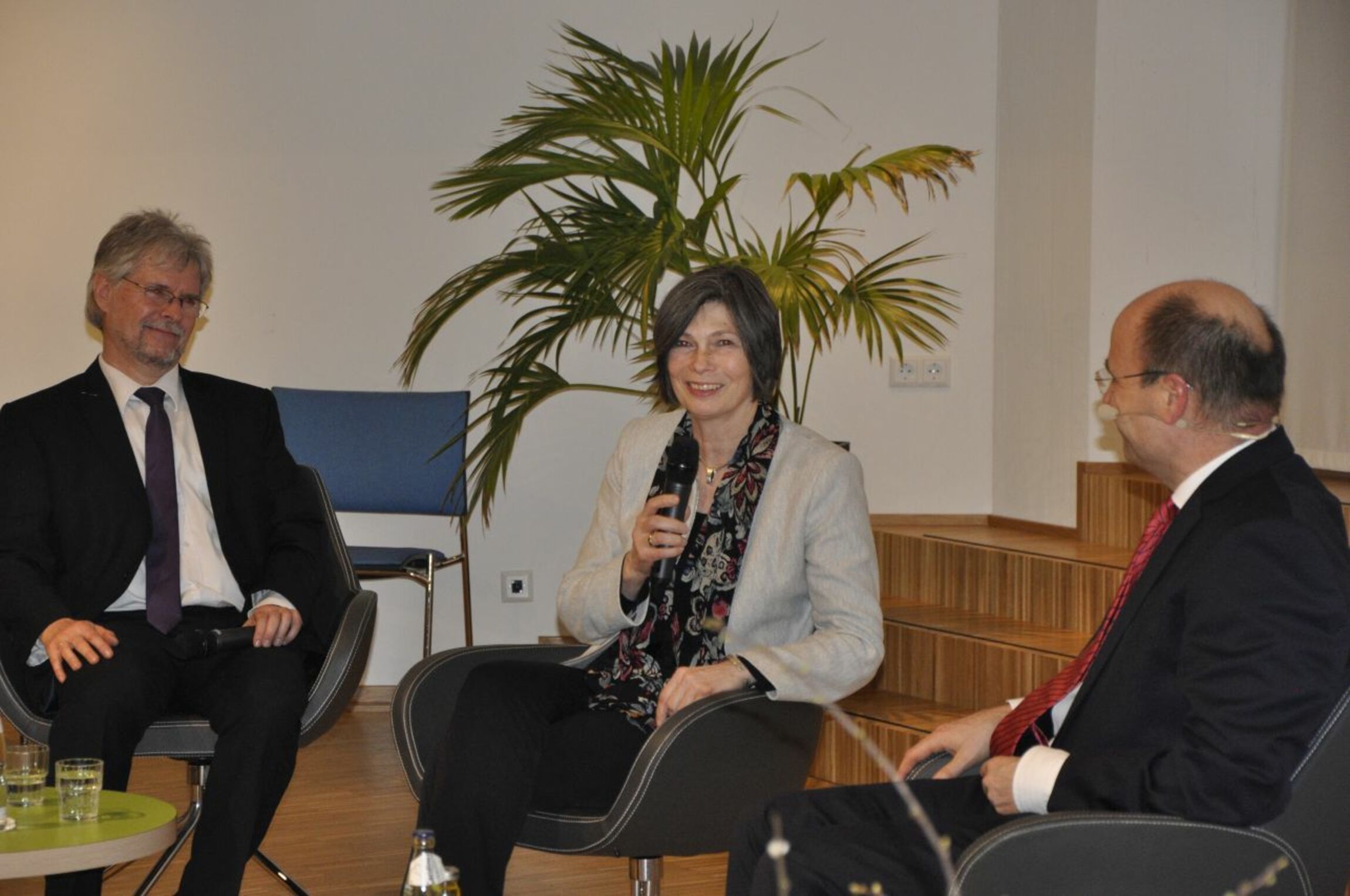 Landessuperintendentin Klostermeier im Gespräch mit Kirchenpräsident Heimbucher und dem Direktor des Ludwig Windhorst Hauses Reitemeyer (c) Neuhaus