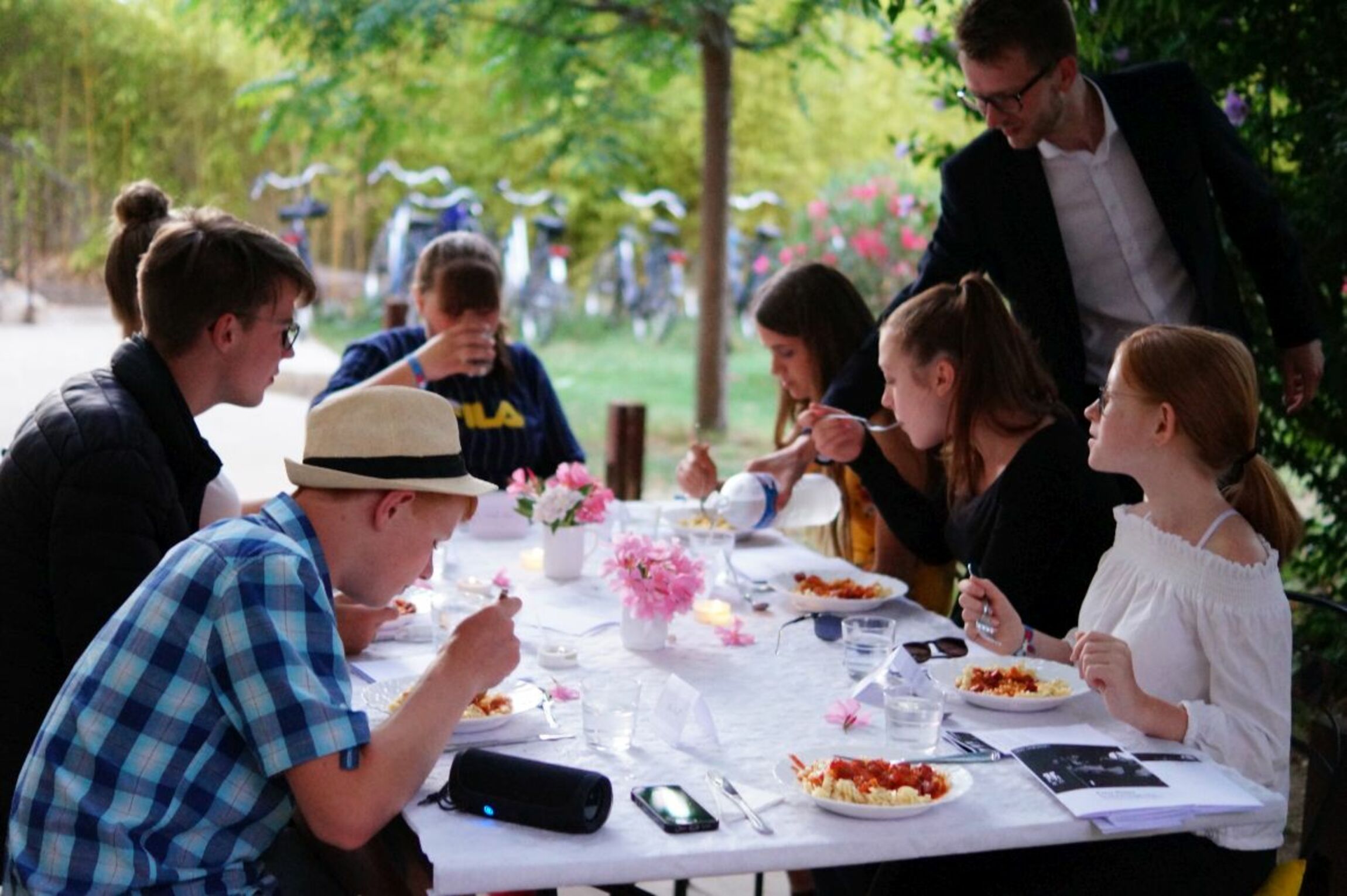 Sommerfreizeit Frankreich - Mit Kellner und Pasta beim Krimi-Dinner