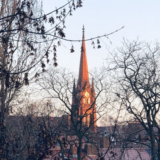Kirchturm golden leuchtend im Winter 2022