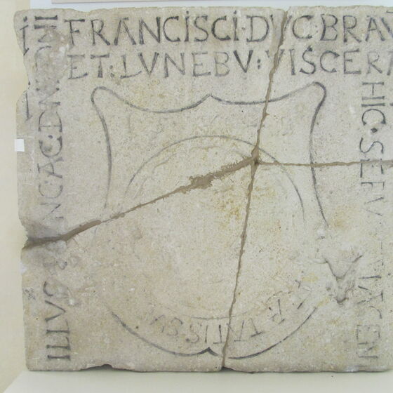 Grabplatte für die Eingeweide von Herzog Franz 1549