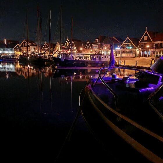 Der Hafen Volendam bei Nacht