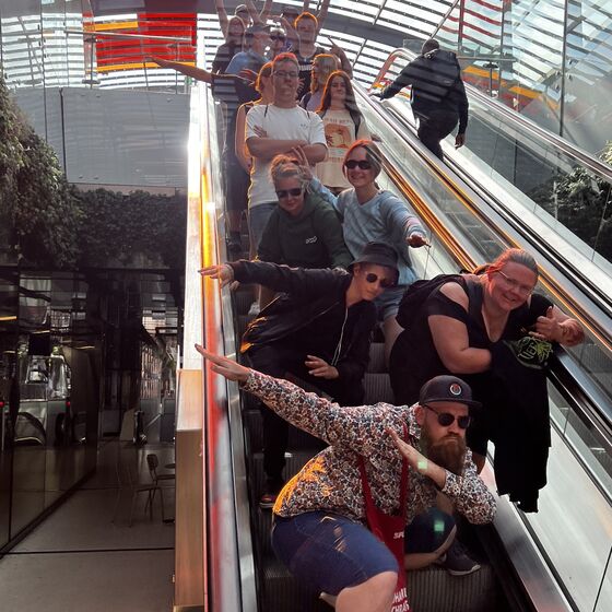 Surfen auf der Rolltreppe in Amsterdam