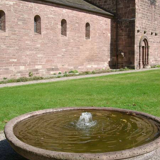 Brunnenschale vor dem Kloster Amelungsborn