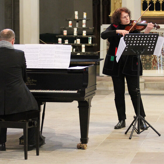Stiftskantor Michael Merkel (Flügel) und Tonka Angheloff (Violine). Foto: Lothar Veit/Landeskirche Hannovers
