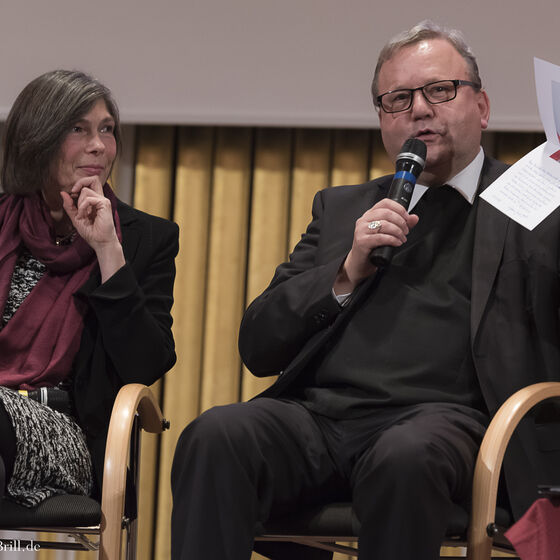 Bischof Franz-Josef Bode zeigt ein Bild seines Bischofsstabes, der von einer evangelischen Schäferin stammt und von einer evangelischen Künstlerin gestaltet wurde. (links im Bild: Landessuperintendentin Dr. Birgit Klostermeier)