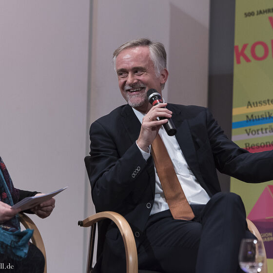 Oberbürgermeister Wolfgang Griesert zeigt im Gespräch mit Moderatorin Daniela Boltres sein Kommunionbild.