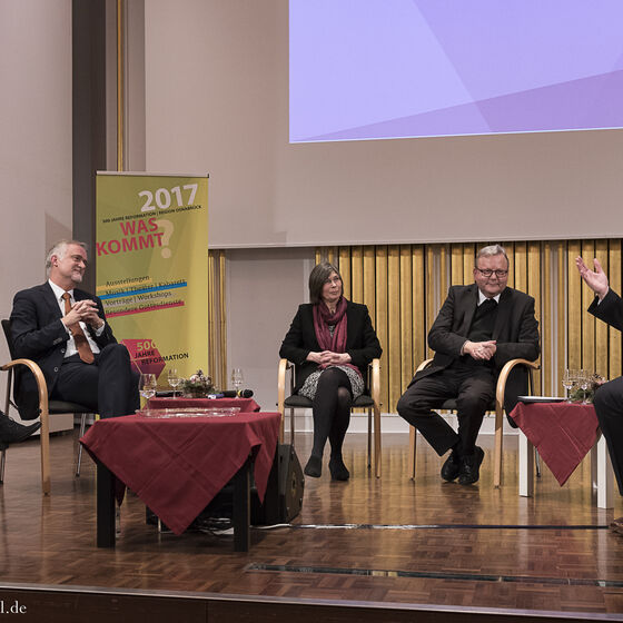 Kreisrat Winfried Wilkens (rechts) berichtet von den Konfessionen in seiner Familie – der eigenen evangelischen und der katholischen seiner Ehefrau. 