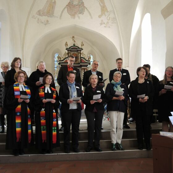 Der Kirchenvorstand mit eigenem Lied beim Festgottesdienst zur Einweihung des Gemeindehauses in Barrien. Foto: Heike Schlegel 