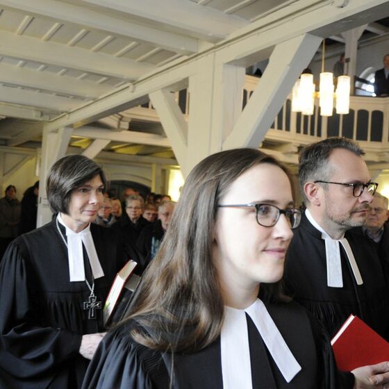 Einzug in die voll besetzte Kirche in Ströhen