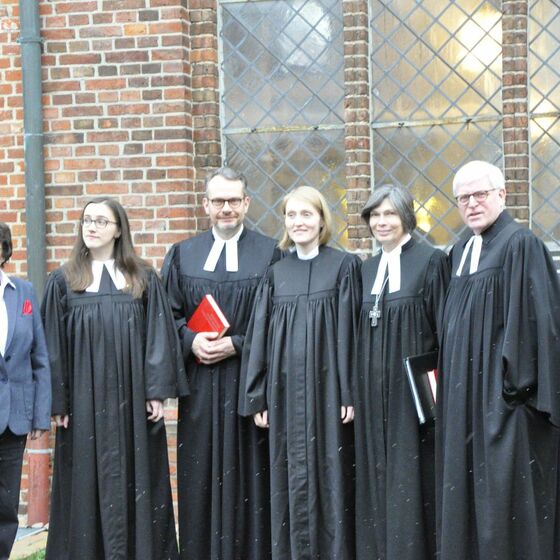 Kerstin Wackerbarth neben Landessuperintendentin Klostermeier und Superintendent Priesmeier (re) und Bernd Niss, Christiane Preising und Heide Husmann (v.l.)