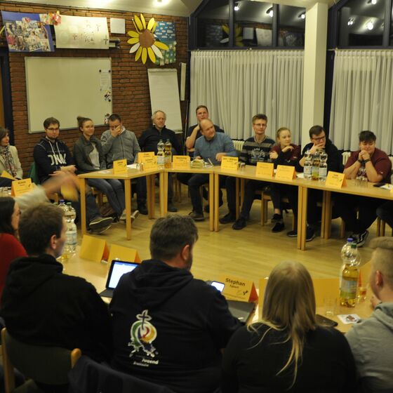 "Ich  bin richtig stolz, was hier läuft". Bei dem gut besuchten Sprengeljugendkonvent in der Thomaskirche in Osnabrück hielt die Landessuperintendentin die Andacht. (c) B. Neuhaus