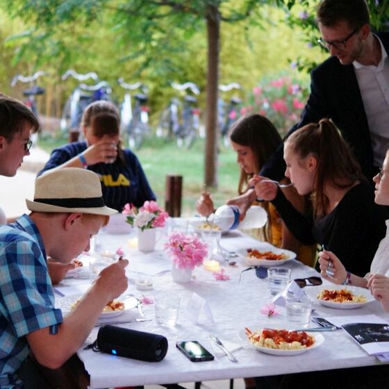 Sommerfreizeit Frankreich - Mit Kellner und Pasta beim Krimi-Dinner