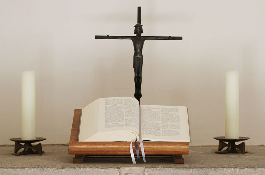 Altar mit Bibel