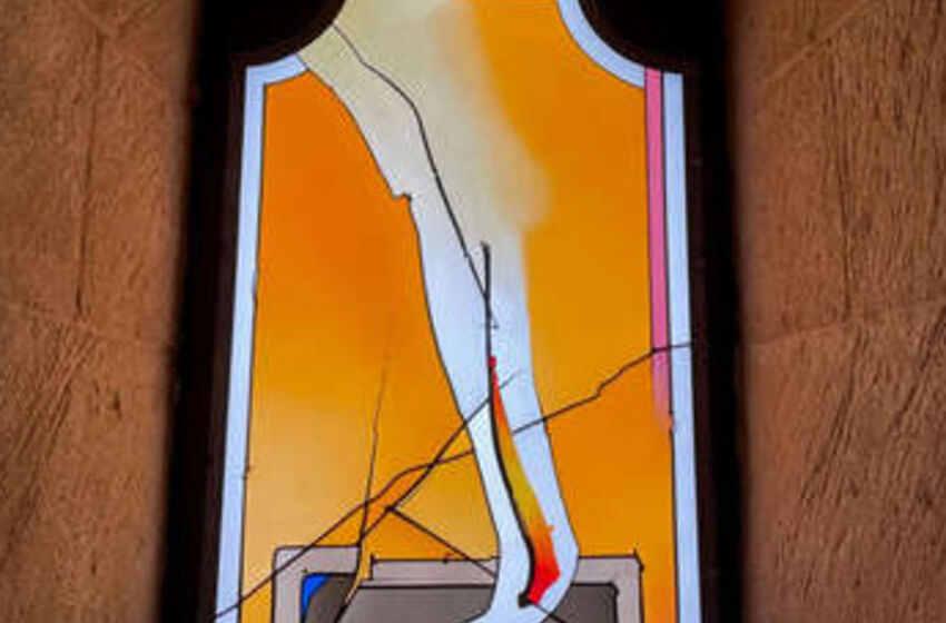 Das Auferstehungsfenster von Johannes Schreiter im Kloster Loccum.
