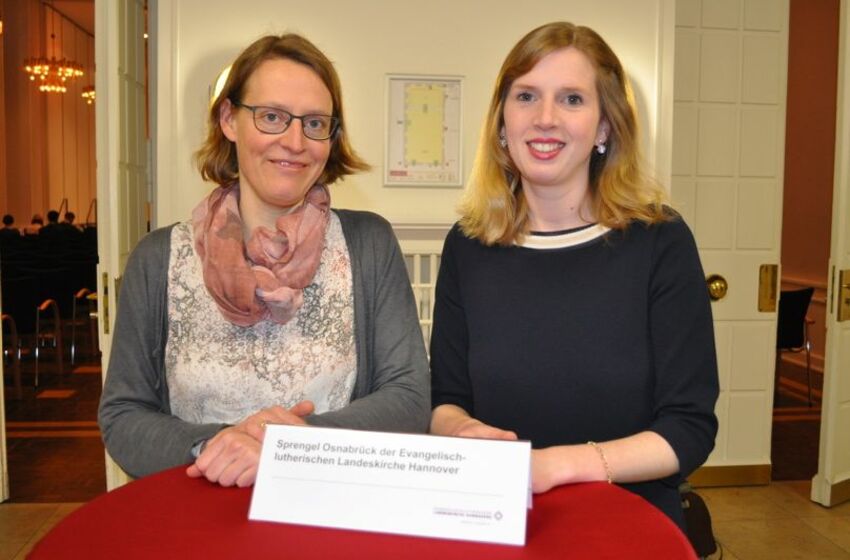 Pastorin Dr. Helga Kramer, Mentorin für Lehramtsstudierende der Evangelischen Theologie, mit Preisträgerin Constanze Kronisch (c) Universität Osnabrück/U.Lederbogen