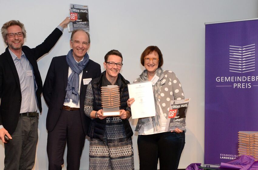 Marcus Buchholz und Landesbischof Ralf Meister gratulieren Kim Riekenberg und Claudia Meyer aus der „Hoch3“-Redaktion bei der Preisverleihung „Gemeindebriefpreis 2017 Foto: Dethard Hilbig/Landeskirche Hannovers  