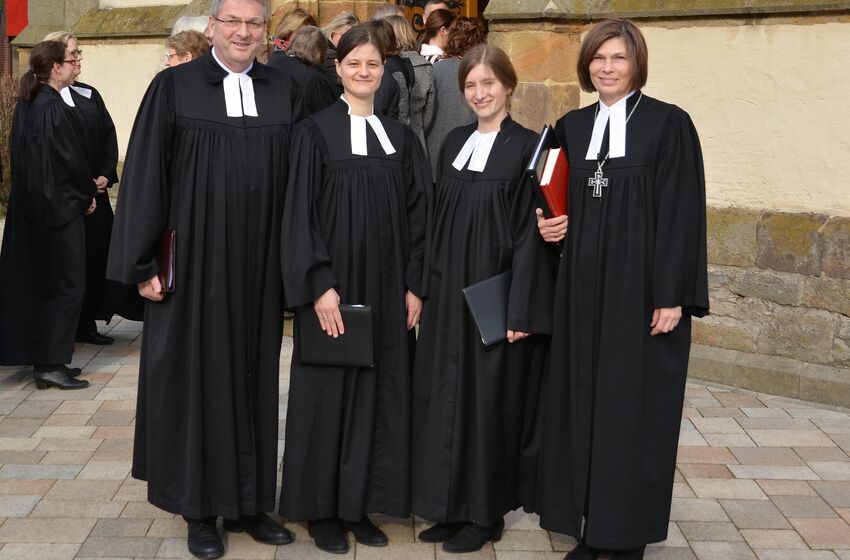  v.l.: Kurz vor der feierlichen Ordination in Hilter: Superintendent Hans-Georg Meyer-ten Thoren, Patorin Mirjam Engler, Pastorin Josefine Feisthauer, Landessuperintendentin Dr. Birgit Klostermeier. (c) Helmut Schmidt