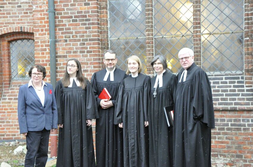 Kerstin Wackerbarth neben Landessuperintendentin Klostermeier und Superintendent Priesmeier (re) und Bernd Niss, Christiane Preising und Heide Husmann (v.l.)