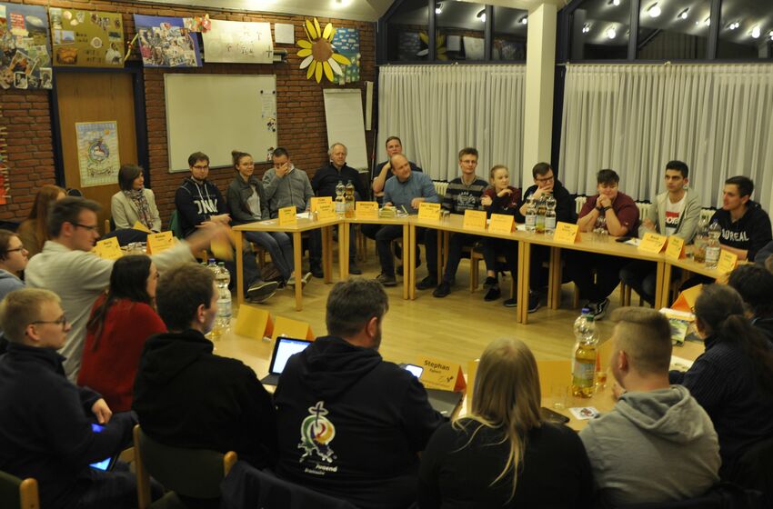 "Ich  bin richtig stolz, was hier läuft". Bei dem gut besuchten Sprengeljugendkonvent in der Thomaskirche in Osnabrück hielt die Landessuperintendentin die Andacht. (c) B. Neuhaus