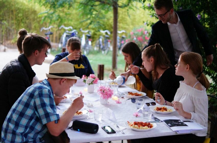 Sommerfreizeit Frankreich - Mit Kellner und Pasta beim Krimi-Dinner