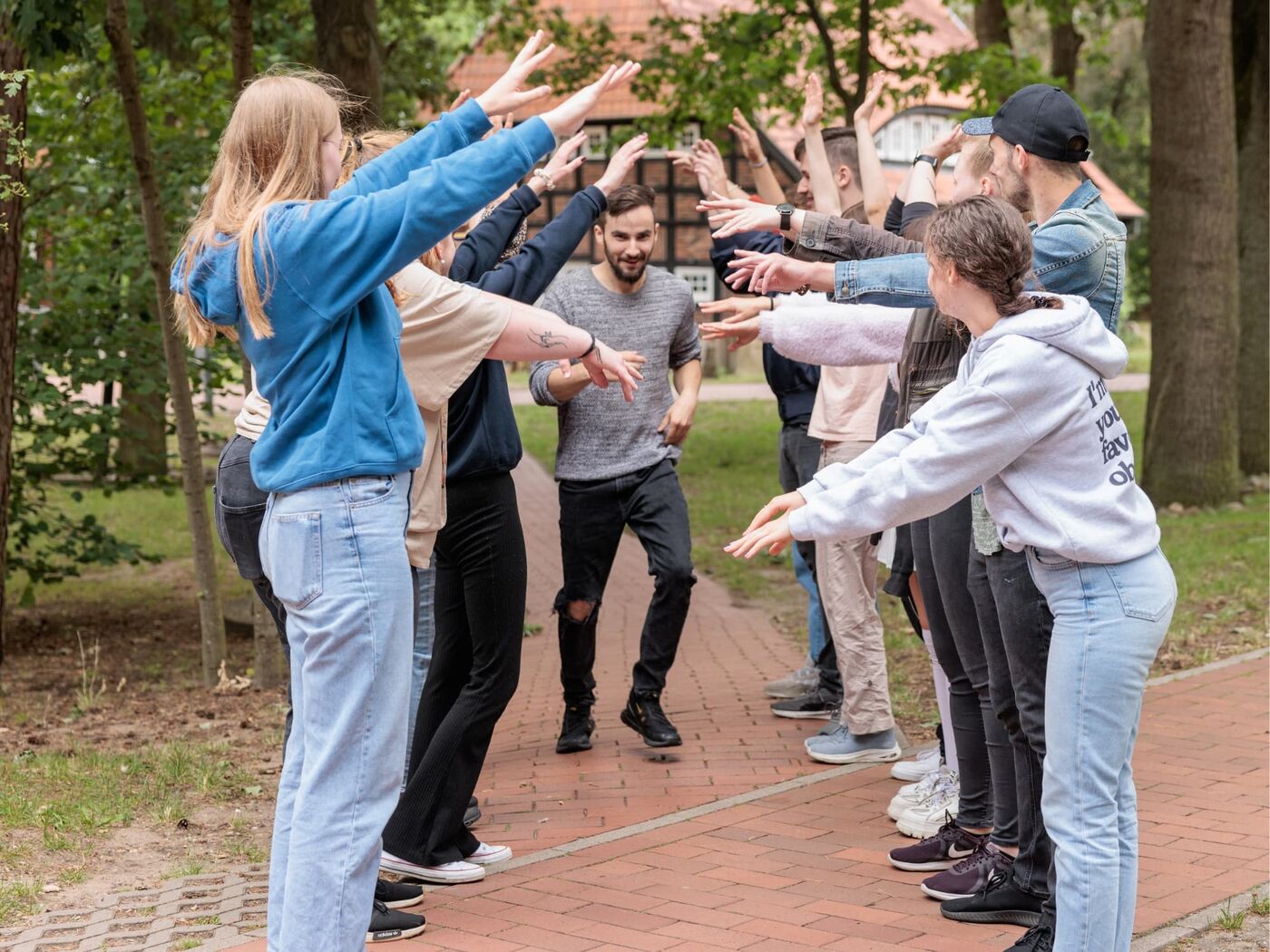 Jugendliche bilden spielerisch ein Spalier