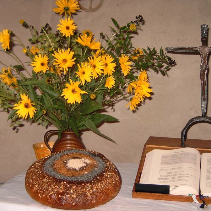 Blumen am Altar